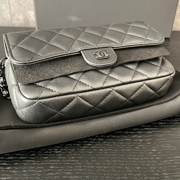 LIMITED EDITION CHANEL SO BLACK QUILTED FLAP PHONE HOLDER WITH CHAIN - Picture 4 of 9